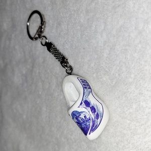 Holland ceramic clog shoe keychain with tulips
